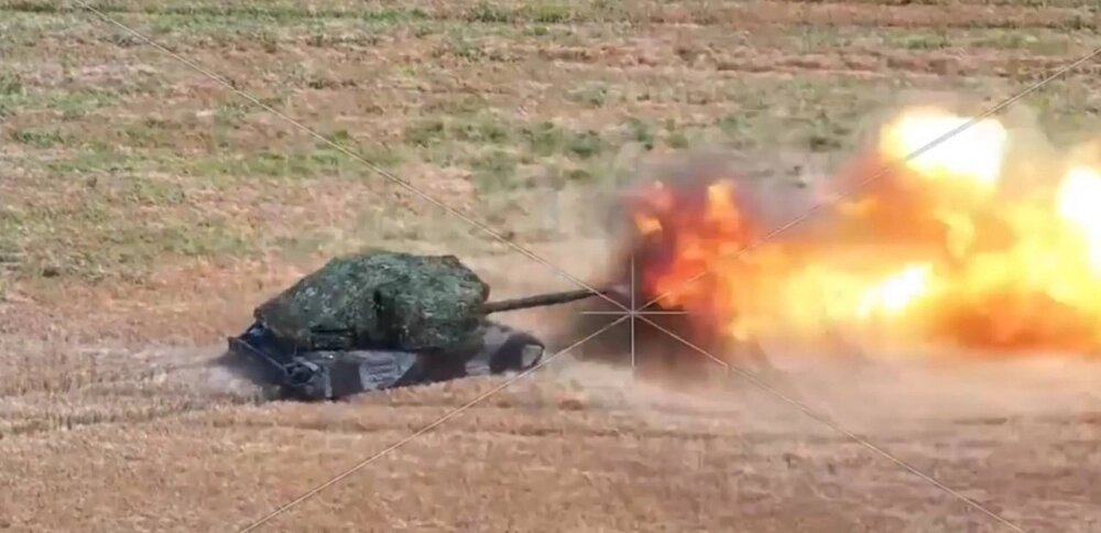    Танк Т-80БВМ ведет огонь по противнику. Фото: Министерство обороны РФ