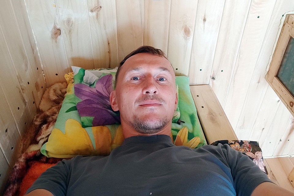    Корреспондент "КП" лечится в апидомике - заходишь внутрь и ложишься на полку, как в сауне. Дышишь медом, а под тобой пчелы жужжат и вибрируют Григорий КУБАТЬЯН