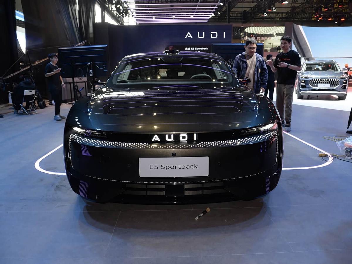 Эффекуктнфй дизайн передней части со светодиодной подсветкой