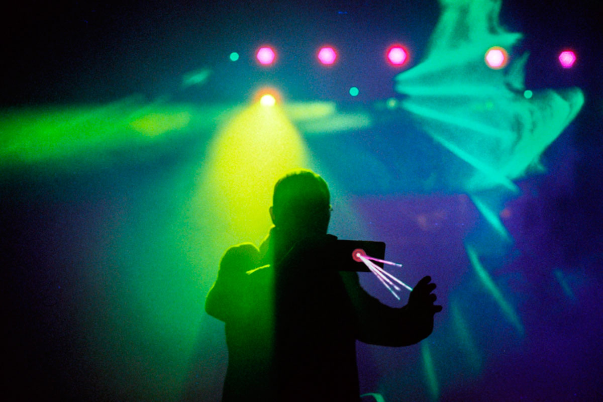 Он не просто живет в своем вымышленном мире — он втягивает вас в свою путаницу