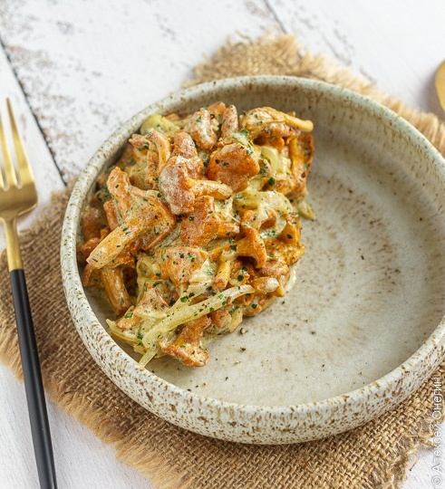 Лисички в сметане