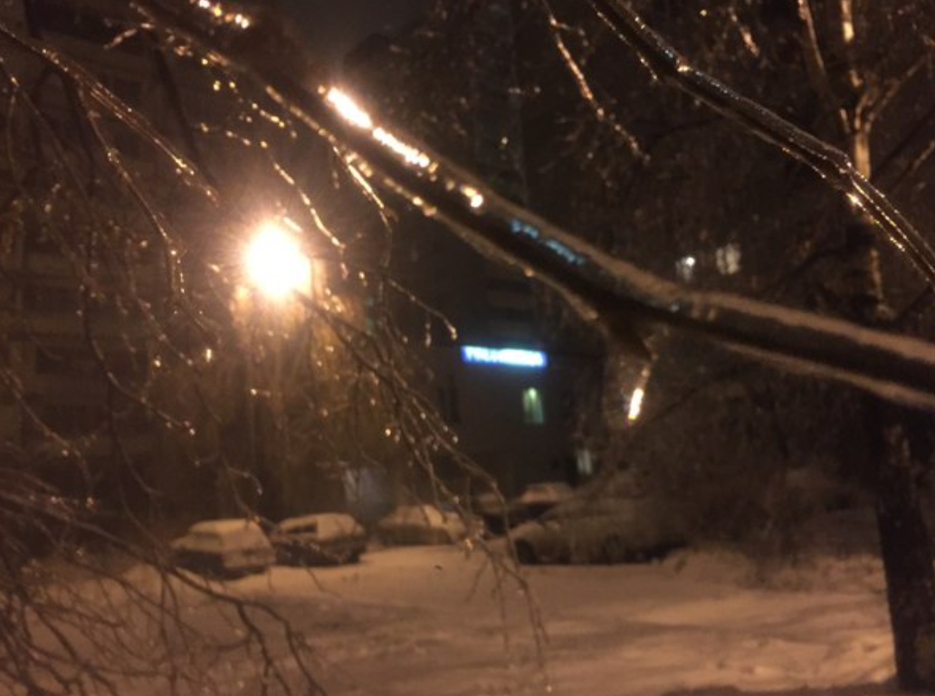 Я гуляю по набережной... Щёлкая айфоном и думая обо всём... И говорю с Тобой в своих мыслях. Тобой, которая была. И Тобой, которая будет.