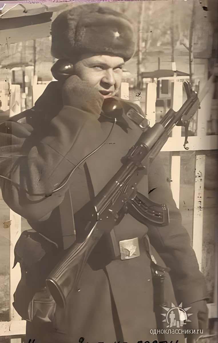 Про эту шинель автор стихотворения пишет...