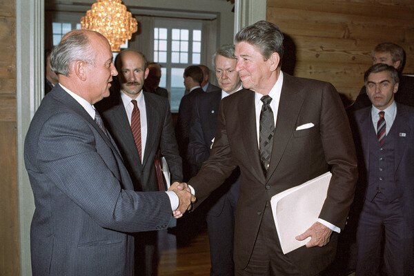    Генеральный секретарь ЦК КПСС Михаил Горбачев и президент США Рональд Рейган перед началом встречи на высшем уровне в Рейкьявике, 1986 год / Юрий Лизунов/ТАСС