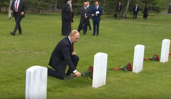 Владимир Путин на кладбище Форт Ричардсон. Обложка © Life.ru