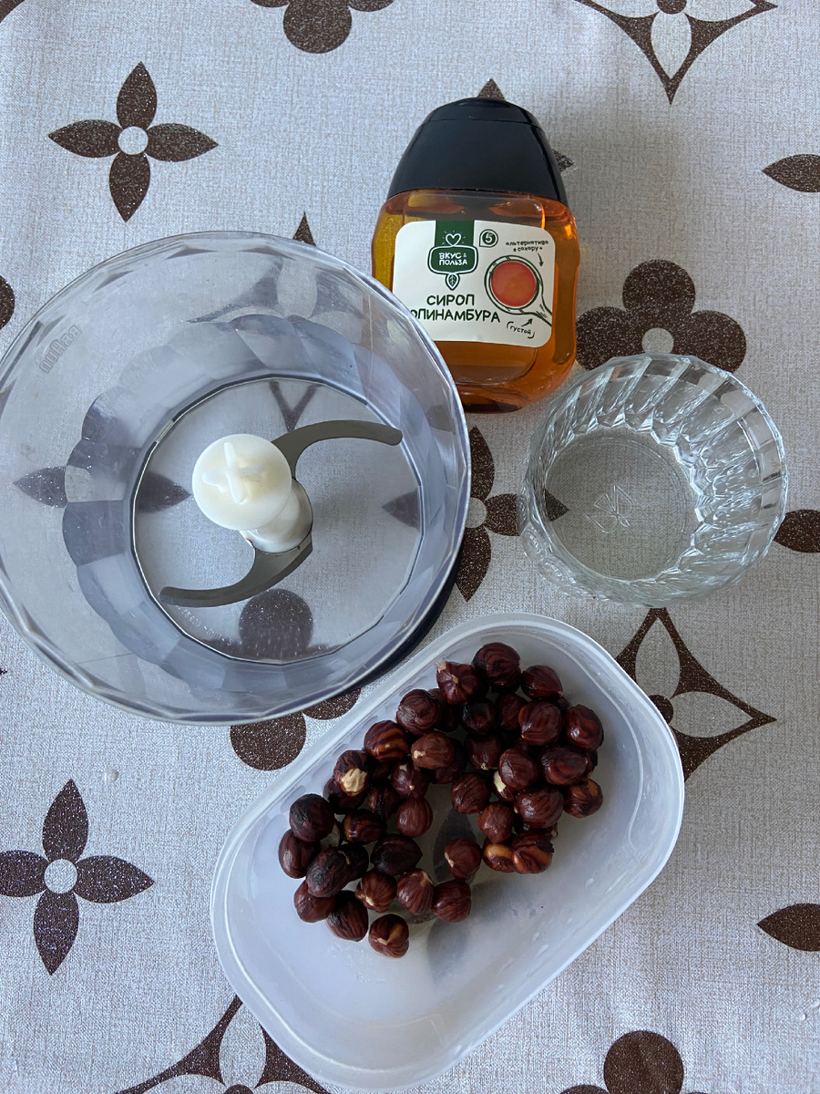 Фундук окрашивает молоко, поэтому лучше замочить и хорошенько промыть 😌