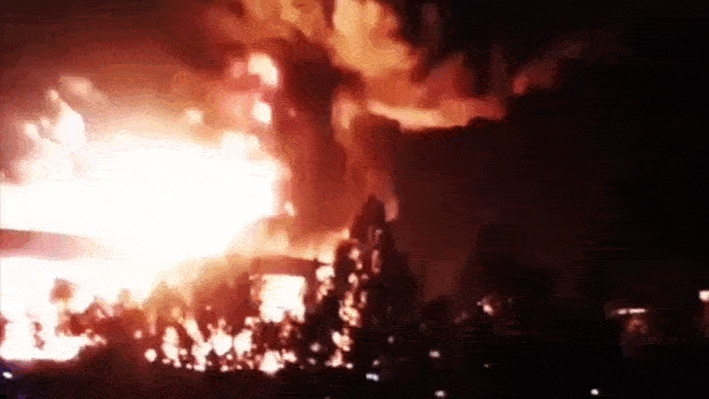    Прошлой ночью "Герани" уничтожили гигантский топливный терминал азербайджанской нефтяной компании SOCAR. Азербайджанские СМИ утверждают, что уничтожены все 17 резервуаров терминала, здание насосной станции и техпомещения. Видео: "КБ"