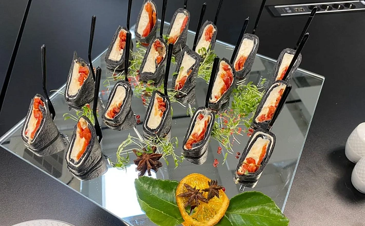 Авторский ролл с печеным перцем и пряным Крем-чиз - shop.m-catering.ru