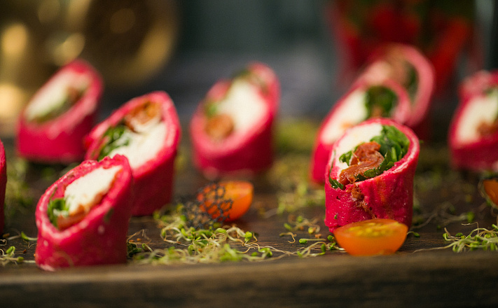 Каннеллони из блинчика с рукколой, вялеными томатами и сыром - shop.m-catering.ru