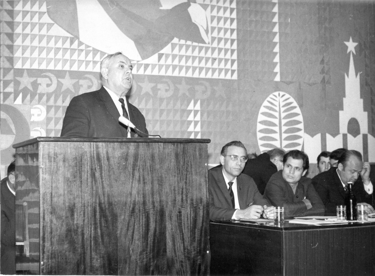 Слева направо: 1. Бацаев Никита Алексеевич – заместитель генерального директора КАМАЗа. 2. Васильев Лев Борисович – генеральный директор КАМАЗа. 3.Оленин Альберт Николаевич - заместитель председателя Набережночелнинского городского Совета народных депутатов.