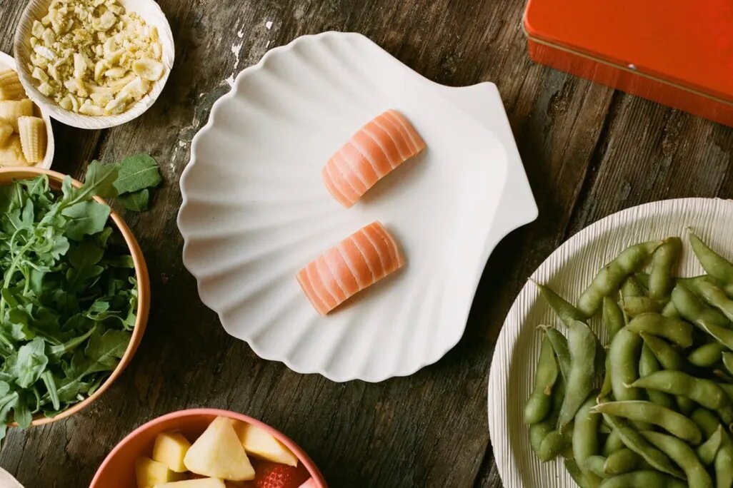 Лосось из пробирки. Источник: https://www.smithsonianmag.com/smart-news/lab-grown-salmon-hits-the-menu-at-an-oregon-restaurant-as-the-fda-greenlights-the-cell-cultured-product-180986769/