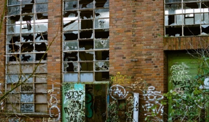    Кто закрывает города?