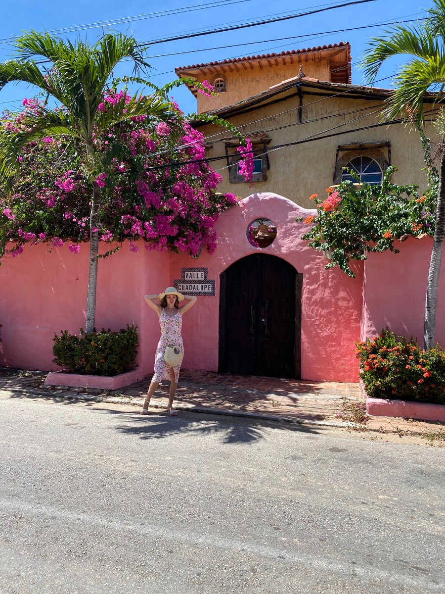 На соседней улочке от отеля Hesperia Playa El Agua расположен вот такой милый домик