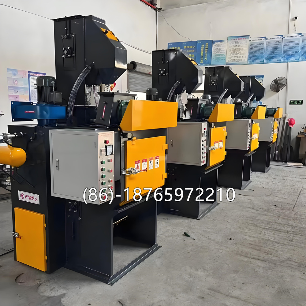 Дробеструйная установка барабанного типа — это тип оборудования для обработки поверхности, специально разработанный для очистки, удаления окалины и заусенцев с отливок, поковок и других деталей малого и среднего размера. Установка использует бесконечную резиновую или стальную ленту для барабанного типа деталей, подвергая все поверхности воздействию высокоскоростной абразивной струи, подаваемой дробеструйными турбинами.