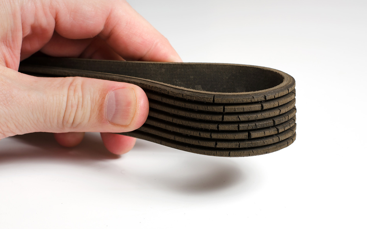 Mitand73 / Shutterstock / FOTODOM📷При осмотре старого ремня нужно обратить внимание на наличие трещин и надрывов