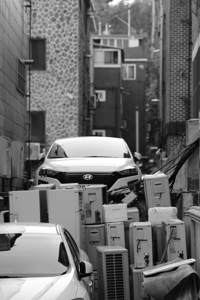 Порой поражают такие уличные мусорные инсталяции.