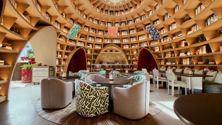 Интерьер Le Cafe Louis Vuitton. (Louis Vuitton) 