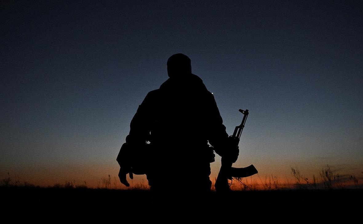 Во время штурмов и в часы закатов
В пространстве багровеет полоса