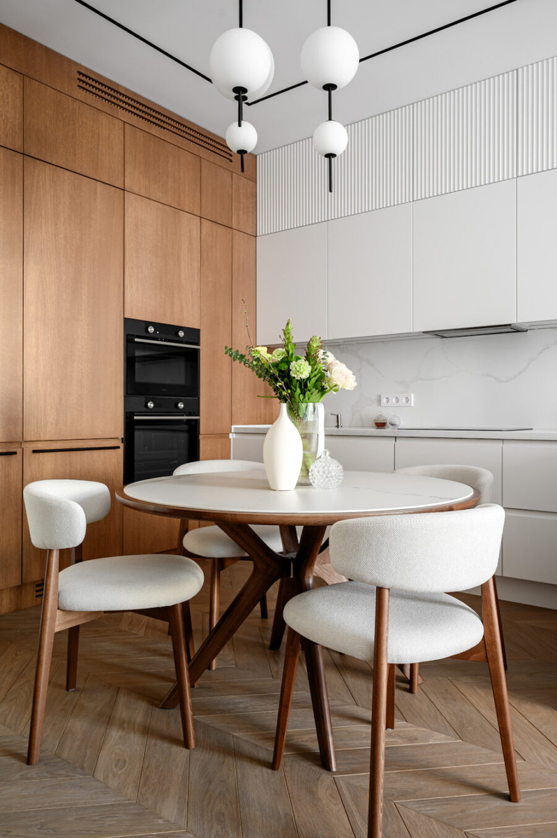 Самым сложным в этом проекте был почему-то выбор стульев и обеденного стола. Мы несколько раз привозили разные столы и стулья на примерку и потом возвращали обратно. Но в итоге подобрали идеальный вариант — обеденный стол IModern, стулья — Connubia, модель Talks