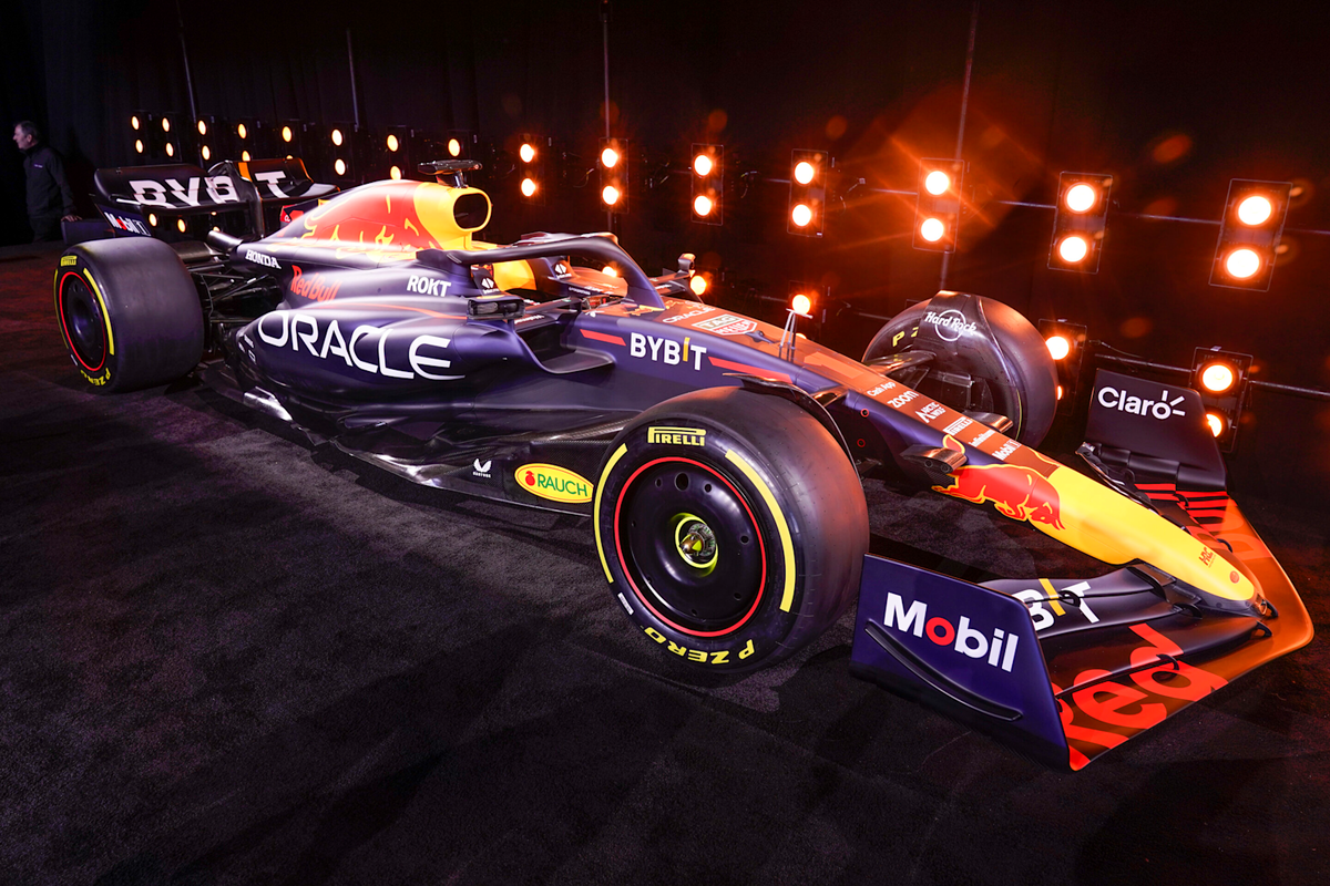 Автомобиль Формулы-1 Red Bull Racing, демонстрирующий спонсоров и командную ливрею, связанную с возвращением Ford в партнерстве с Red Bull Powertrains