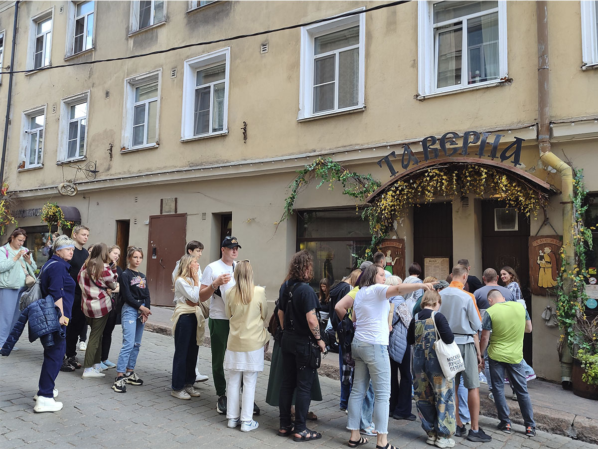 В зале 50 посадочных мест. Думаю, очередь часа на полтора-два.  