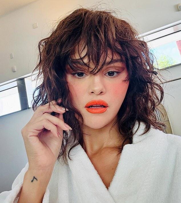 Селена Гомес порвала с друзьями Николой Пельтц и Бруклином Бекхэмом, устав от их жажды всеобщего внимания