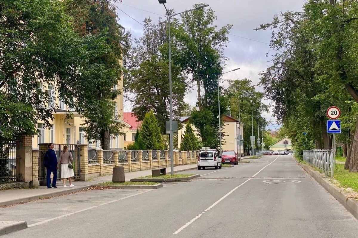    Возле школы №2 на улице Свердлова в Пскове ввели одностороннее движение