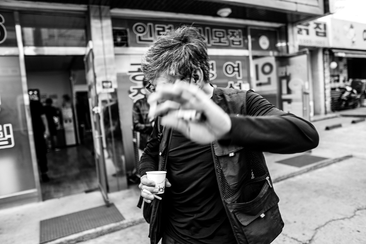 Не все любят, чтобы их фотографировали. Каждое утро мы болтали с ним за чашкой кофе.