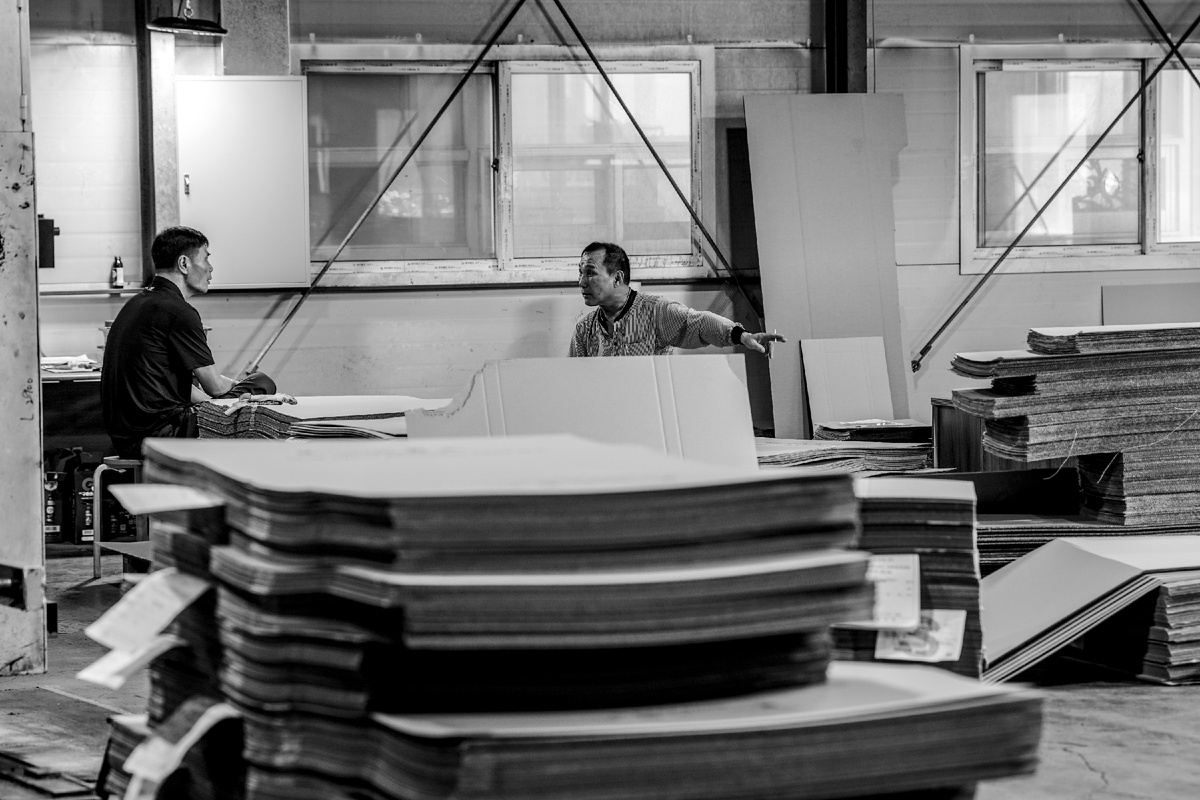 Справа директор завода. Больше времени работал в паре с ним.