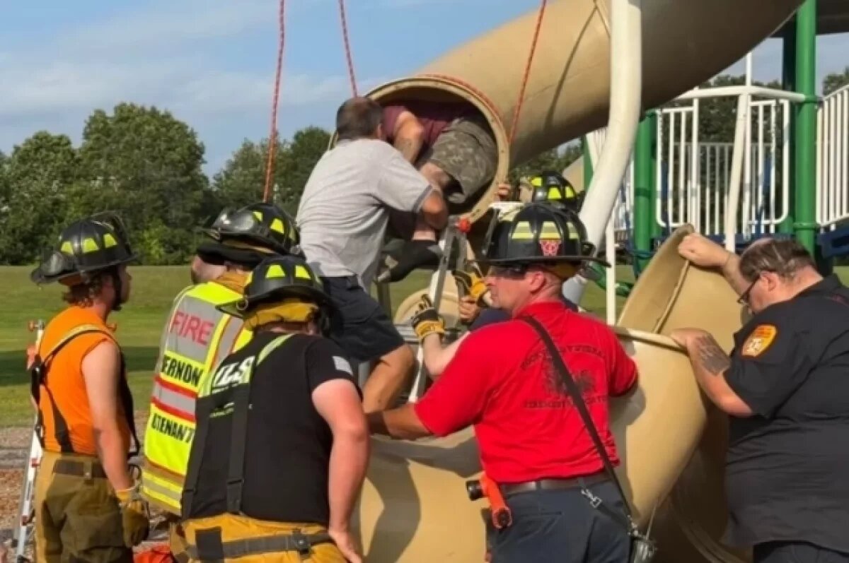    В США мужчина чуть не сварился заживо, застряв вниз головой в детской горке