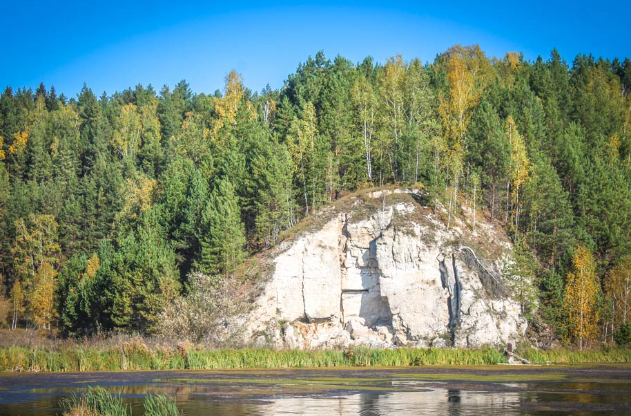 Природная достопримечательность - скала Каравай на речке Судинке чуть ниже деревни Луговая
