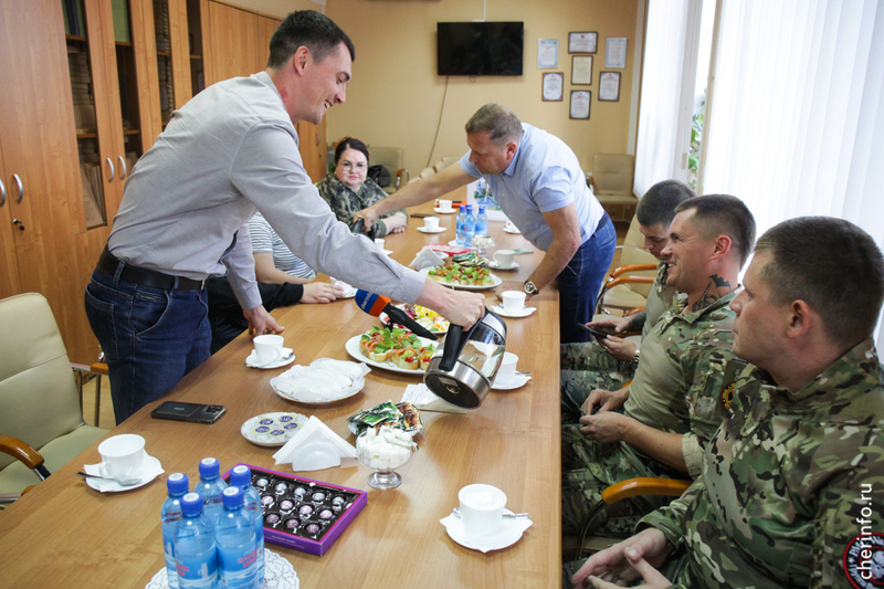   14-летний Захар Трайт занимается хоккеем три года, мечтает стать детским тренером. Сейчас учит играть на льду ребят во дворе.