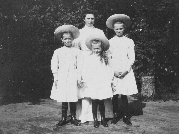 А.А. Теглёва с детьми Императора Николая II.