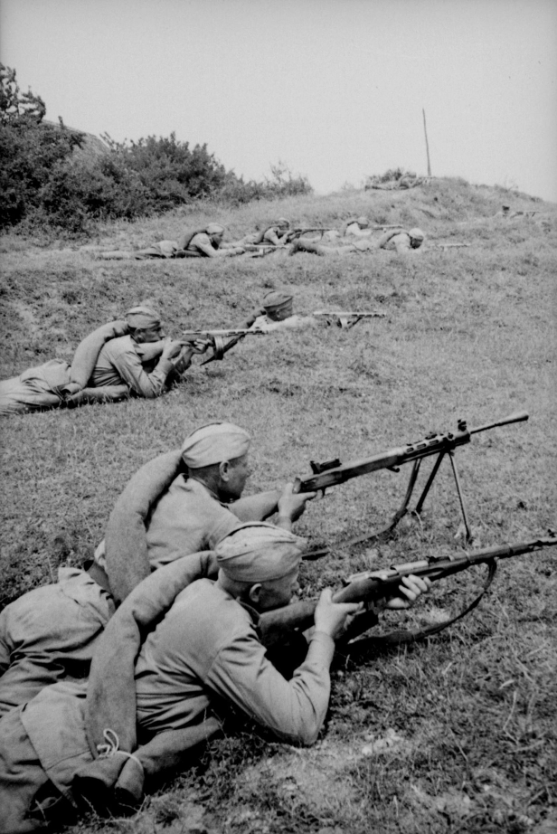 Юго-Западный фронт, 1 мотомеханический корпус, 6 бригада. Отделение Шермука на рубеже атаки. Ландер О. 1943 г.