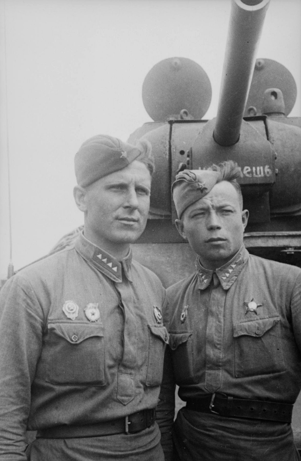 Юго-Западный фронт, 1 мотомеханический корпус, 2 бригада. Танкисты: А. Н. Иванов и К. Ф. Василенко у танка «Т-34». Ландер О. 1943 г.