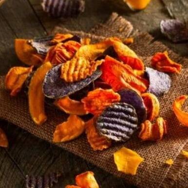 Овощные чипсы на домашней кухне