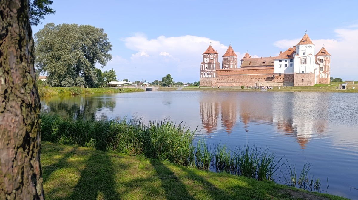 Когда увидела замок Мирский издалека, вспомнила, что видела эту картину много раз - на фото в журнале, в паззлах, где-то ещё