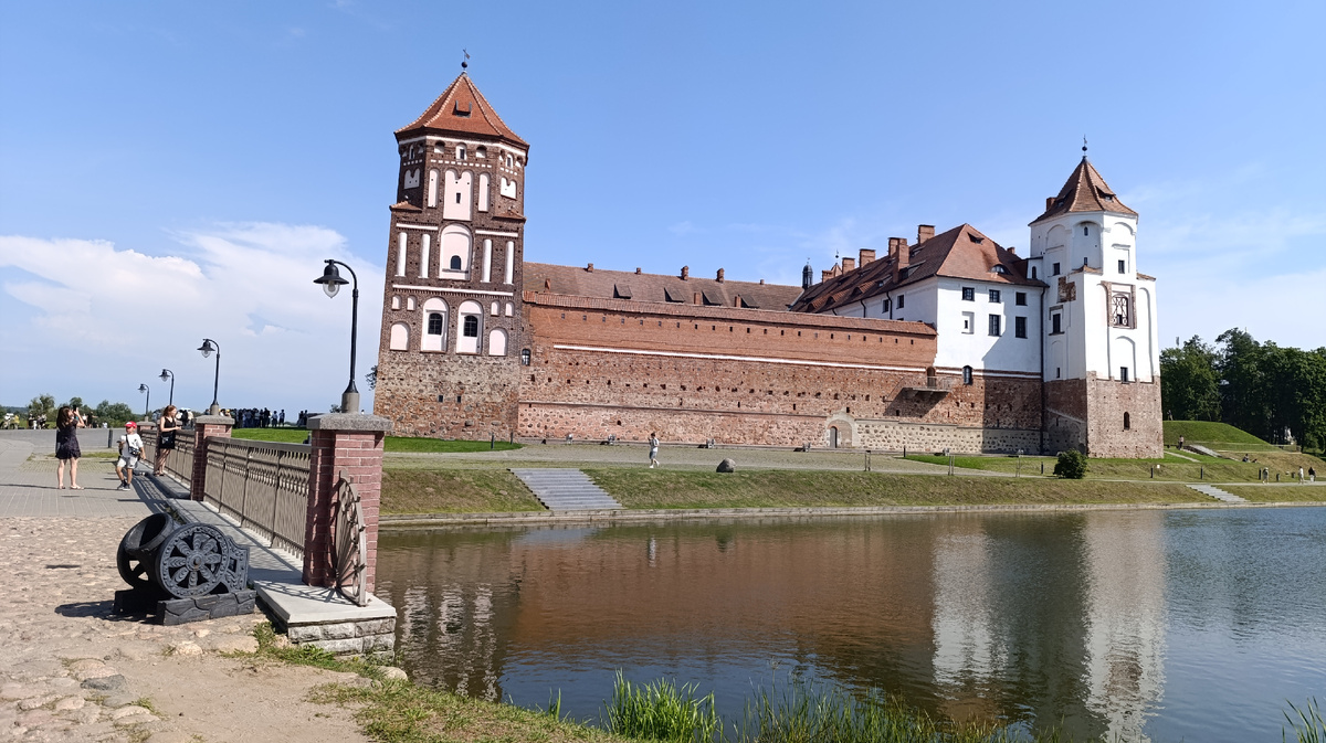 По легенде на месте озера перед замком Мирским когда-то была яблоневая роща, но новый владелец замка приказал вырубить яблони прямо в цвету, что являлось огромной ошибой. Теперь это озеро считается гиблым местом.