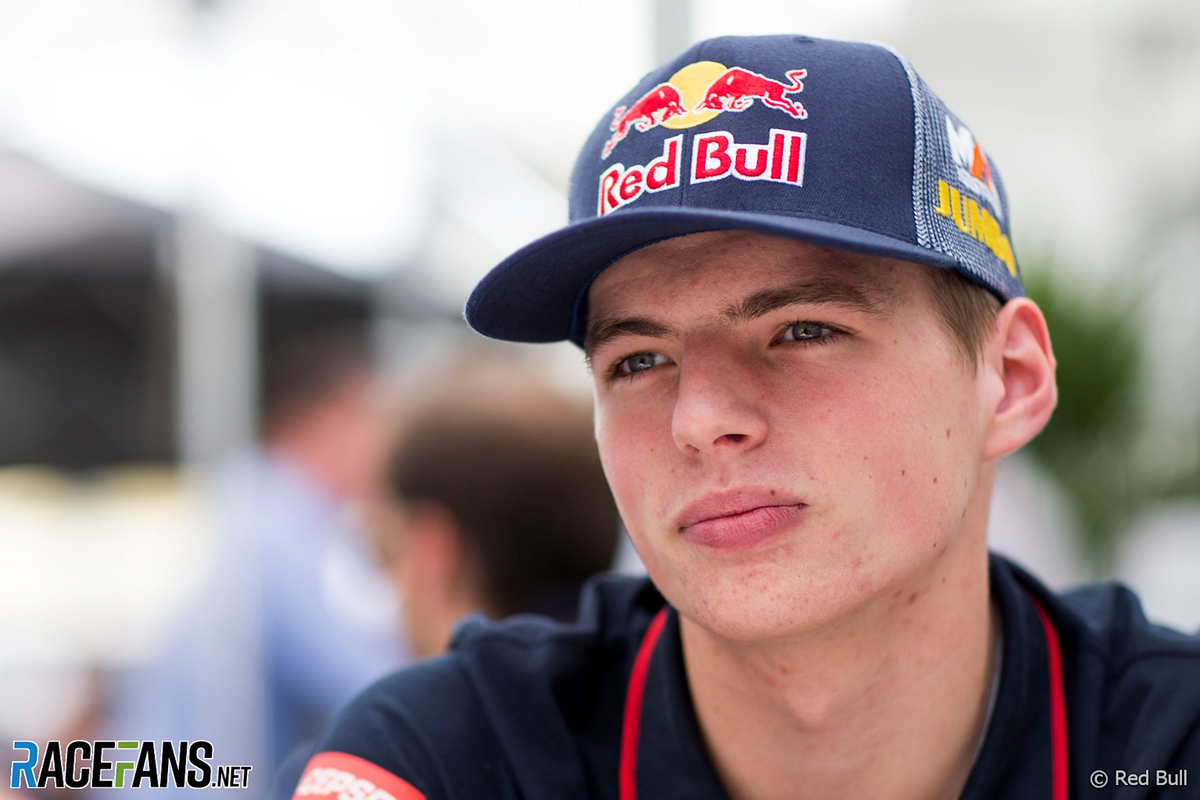 Макс Ферстаппен в кепке Red Bull, которая ассоциируется с его ранней карьерой в Формуле-1 в Toro Rosso