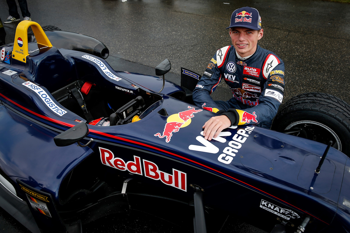 Макс Ферстаппен сидит в своем гоночном болиде Red Bull в начале своей карьеры