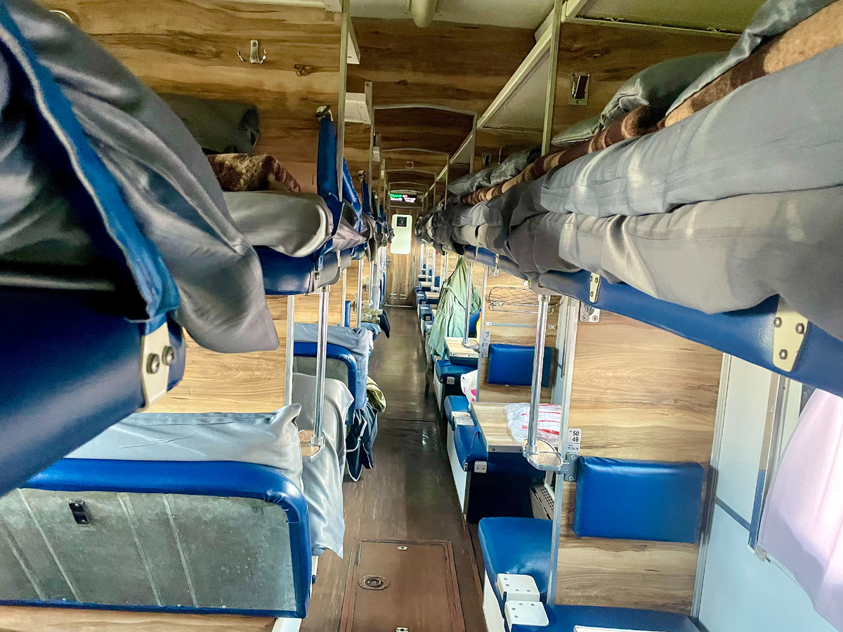 Современный плацкарт — просторный, чистый, с уютной отделкой.