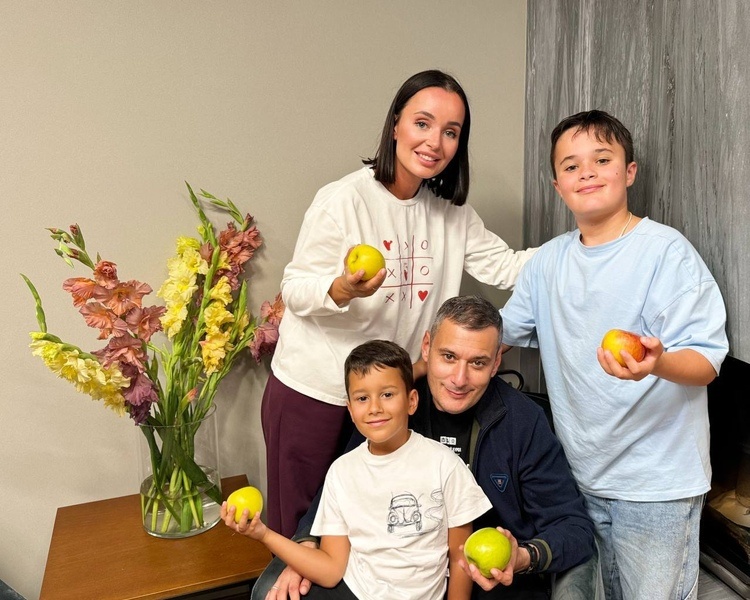     Александр Хинштейн опубликовал фото с семьей в праздник Яблочного Спаса