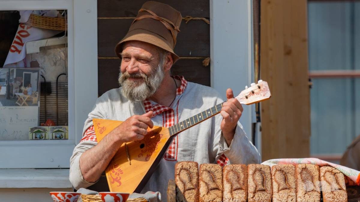    Местная знаменитость, пекарь Андрей Ковалев выпекает 60 буханок хлеба ежедневно. Его раскупают в считаные часы / Фото: Максим Орлов