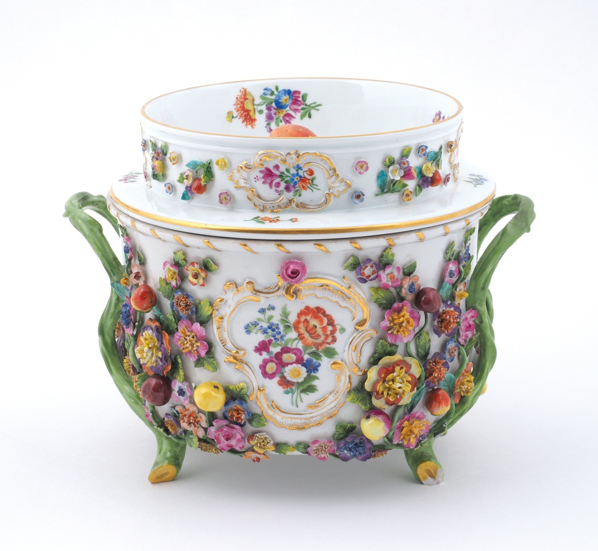 Германия. Мейсенская мануфактура. Середина XVIII века
Фарфор, позолота, надглазурная роспись
Из довоенного собрания музея «Новый Иерусалим»