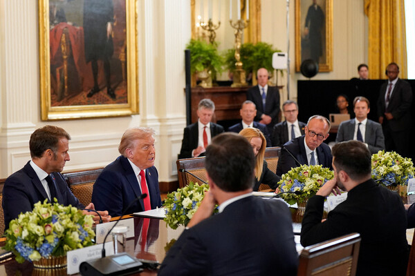 Президент США Дональд Трамп во время встречи с президентом Украины Владимиром Зеленским, канцлером Германии Фридрихом Мерцем, президентом Франции Эммануэлем Макроном и премьер-министром Италии Джорджей Мелони во время переговоров с участием европейских лидеров в Белом доме, США, 18 августа 2025 года / Alexander Drago/Reuters 