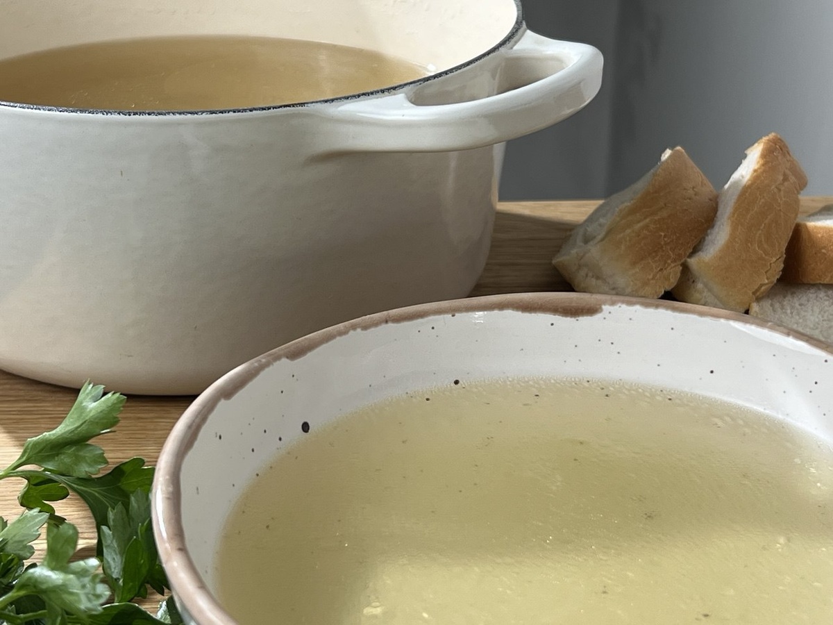 Суп получается  хорошим ровно настолько, насколько хорош бульон, из которого он сделан