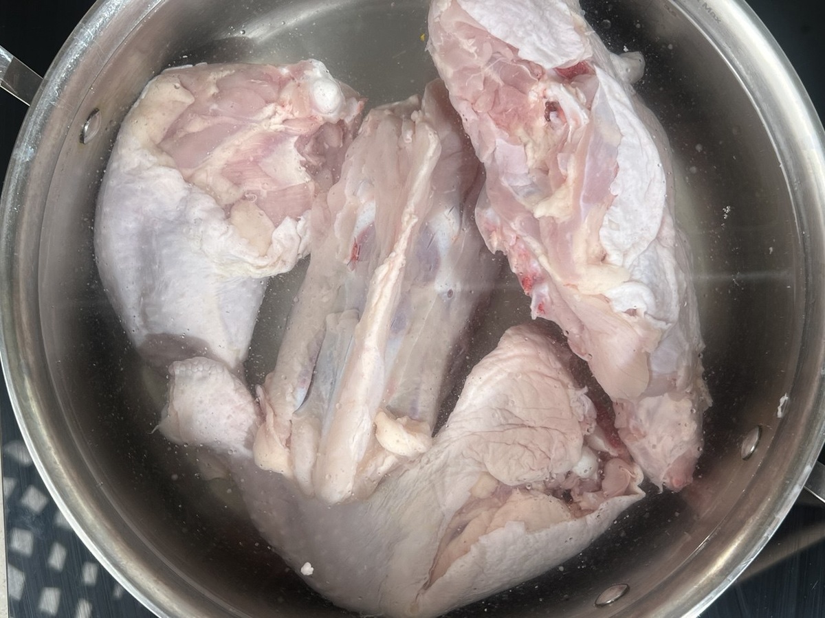 Важно, чтобы у кастрюли были толстые стенки и дно