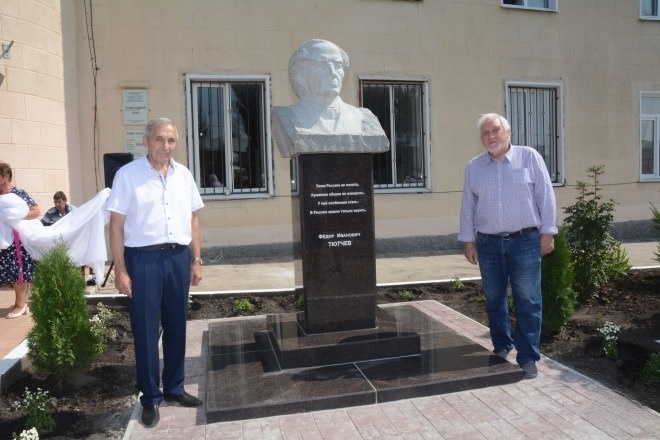 На открытии памятиника Ф. И. Тютчеву в Базарном Карабулаке. Слева - заведующий художественным музеем - Вячеслав Владимирович Лапшин. 2021 год