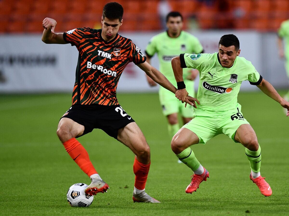    Игрок "Урала" Иван Кузьмичёв и игрок "Краснодара" Ираклий Манелов© РИА Новости / Павел Лисицын