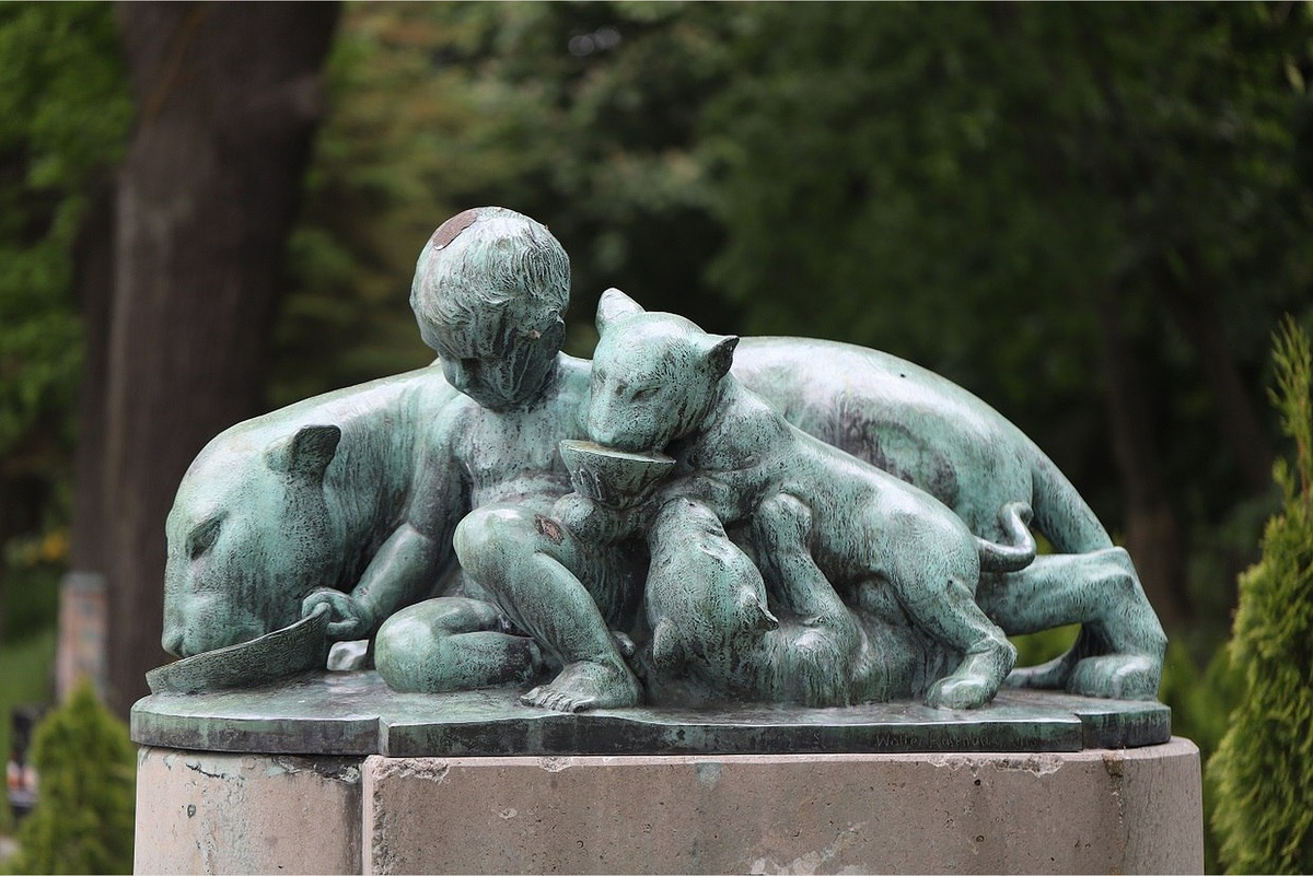    Скульптура до реставрации./Калининградский зоопарк